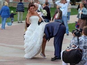 Жених под платьем невесты.  Прикольные фото со свадьбы.