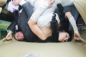 Жених и невеста в нереальных позах во время падения.  Прикольные фото со свадьбы.