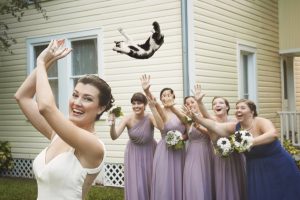 Невеста кидает вместо букета цветов кошку, а подруги невесты ее ловят.  Прикольные фото со свадьбы.  Прикольные фото со свадьбы.