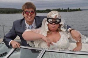 Жених и толстая невеста в очках для плавания на катере.  Прикольные фото со свадьбы.