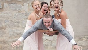 Девушки на свадьбе держат жениха на руках. Прикольные фото со свадьбы.