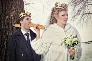 Невеста воткнула батон в рот жениха, пригвоздив его к дереву.  Прикольные фото со свадьбы.