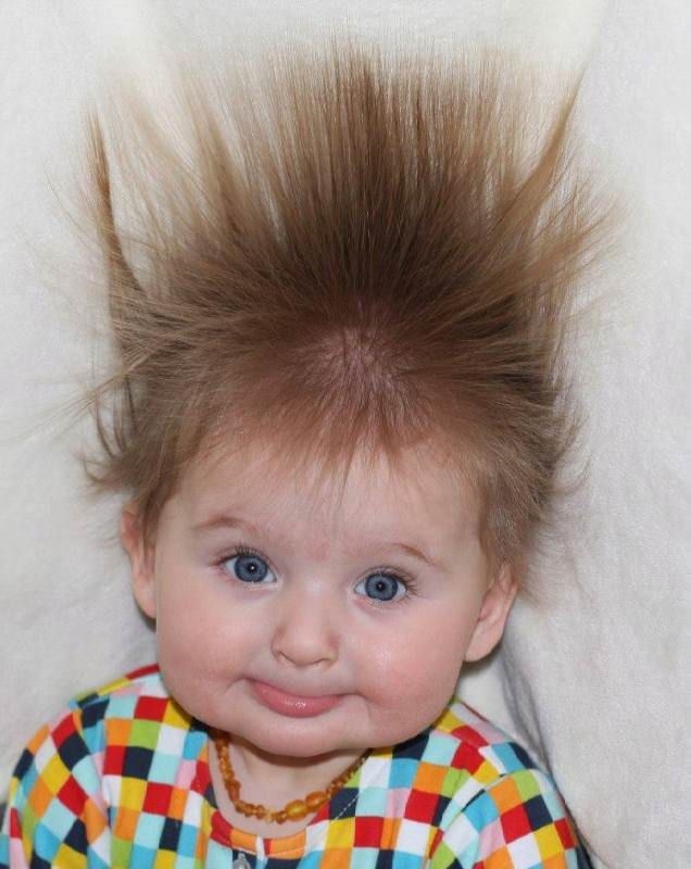 Маленький ребёнок с наэлектризованными волосами.