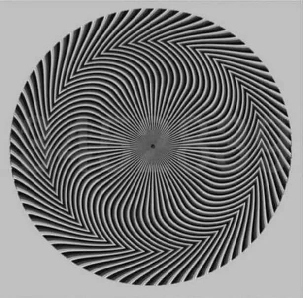 Иллюзия. Изображены плохо различимые цифры в круге состоящем из черных зигзагообразных полосок