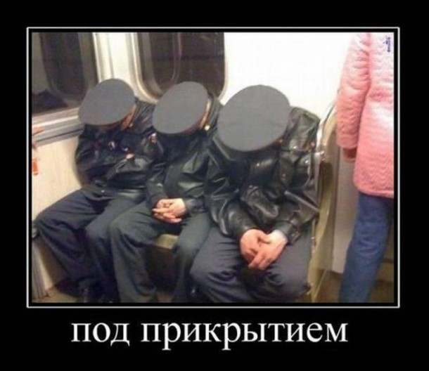 Трое полицейских в фуражках спят в метро