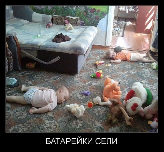 Маленький ребенок спит на полу среди разбросанных игрушек