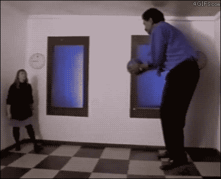 Мужчина и женщина в комнате Эймса бросают мяч, а потом меняются местами.